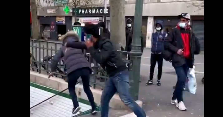 Paris : La vidéo d’une femme poussée dans les escaliers du métro parisien choc