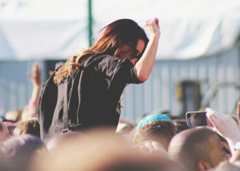 Les images révoltantes de centaines de personnes qui font la fête au parc des Buttes-Chaumont