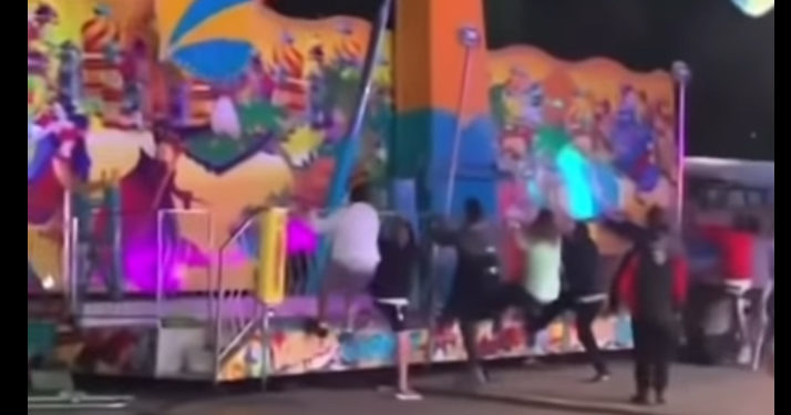 États-Unis. Les images impressionnantes d’un manège qui manque de basculer en arrière avec des passagers