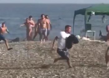 Espagne : (Vidéo) poursuivis par la police, les trafiquants de drogue sont stoppés par des baigneurs