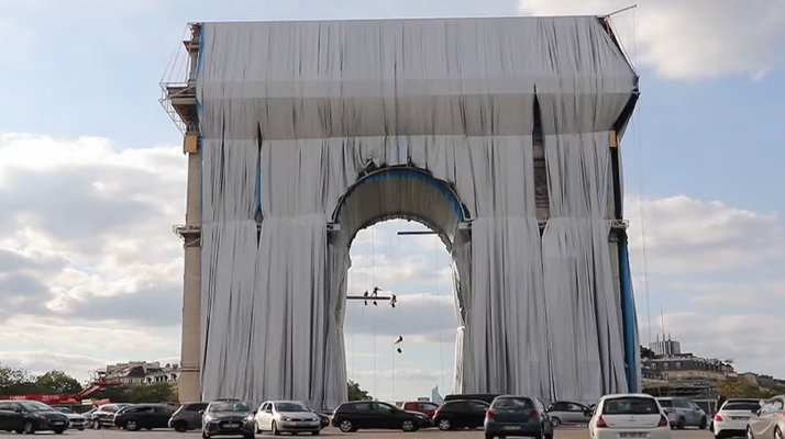 Paris. L’empaquetage de l’Arc de Triomphe fait beaucoup réagir sur les réseaux sociaux