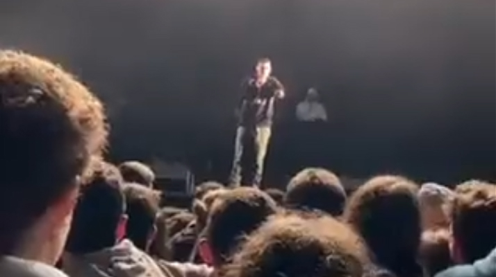 VIDÉO – Le rappeur Soso Maness vient en aide à une jeune femme harcelée pendant son concert : « Laisse-la tranquille stp ! »