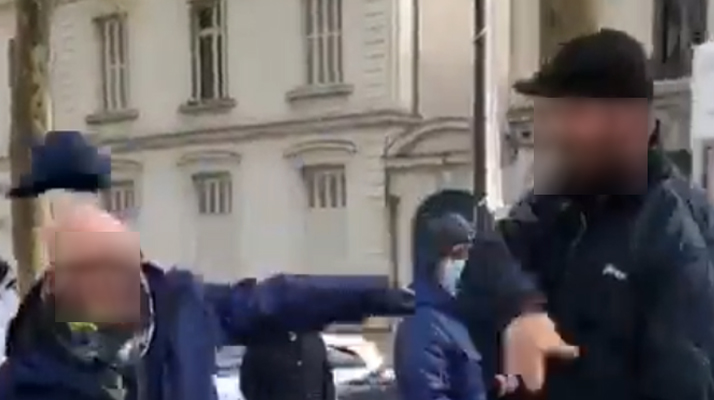 Un militant de Reconquête se fait bousculer puis cracher dessus par un homme alors qu’il tractait sur le marché de Tours