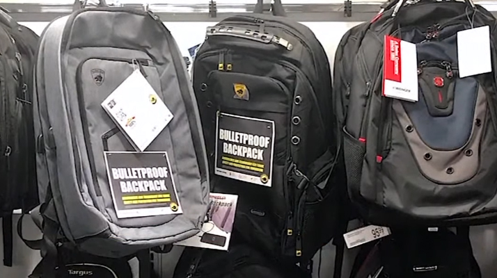 Les ventes de sac-à-dos pare-balles explosent aux États-Unis pour la rentrée