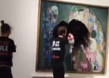 Une œuvre de Gustav Klimt aspergée de peinture noire par des militants écolos à Vienne