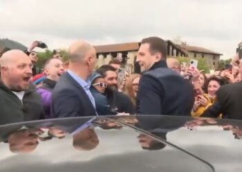 Jordan Bardella ovationné par une gigantesque foule lors de son déplacement en Isère