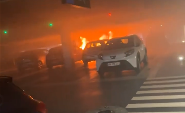 Incendie à Carré Sénart : Plusieurs véhicules en feu dans le parking du centre-commercial