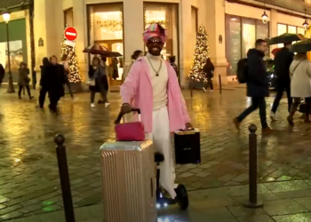 « Le Transporteur de Bonheur », Femi the Scorpion, qui fait danser les parisiens, victime du vol de son skate board électrique