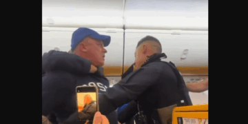 (Vidéo) Toulouse : Des gendarmes contraints de sortir de force des passagers ivres à bord d’un vol Ryanair