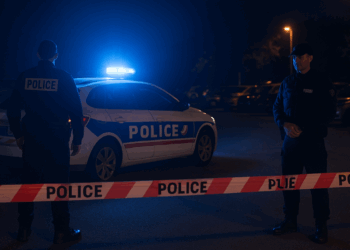 Des policiers bloquants l'accès à un parking / Illustration