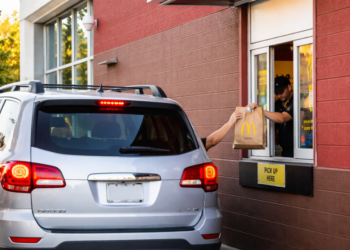 Tragique accident au drive : un homme de 69 ans meurt coincé entre sa voiture et le guichet McDonald’s