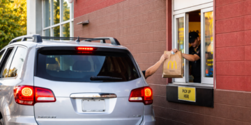 Tragique accident au drive : un homme de 69 ans meurt coincé entre sa voiture et le guichet McDonald’s