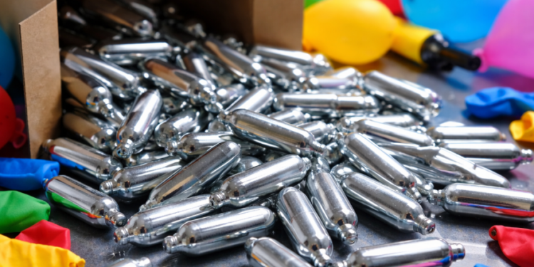 Près de 900 cartouches de protoxyde d’azote découvertes par la police à Limoge