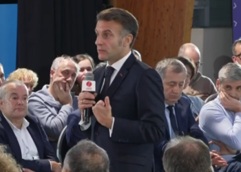 « Avant 15 ou 16 ans, pas de réseaux sociaux » : le pari risqué de Emmanuel Macron à Saint-Malo
