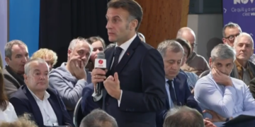« Avant 15 ou 16 ans, pas de réseaux sociaux » : le pari risqué de Emmanuel Macron à Saint-Malo