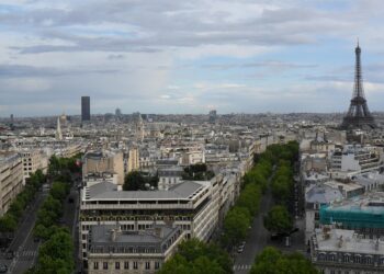 Macabre découverte à Saint-Cloud : une femme retrouvée morte dans son appartement, son mari en garde à vue
