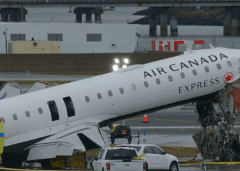 New York : collision spectaculaire entre un avion et un véhicule de secours à l’aéroport de LaGuardia