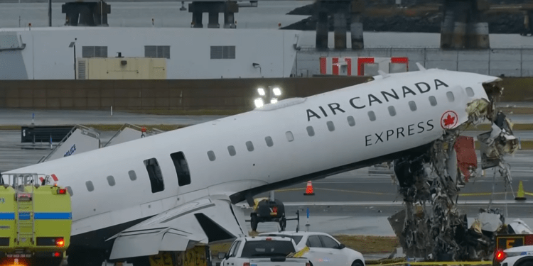 New York : collision spectaculaire entre un avion et un véhicule de secours à l’aéroport de LaGuardia