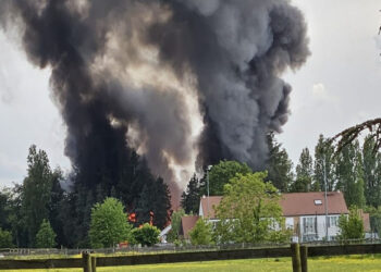 Violent incendie aux Loges-en-Josas : 2 800 m² d’entrepôts détruits, un immense panache visible jusqu’à Paris
