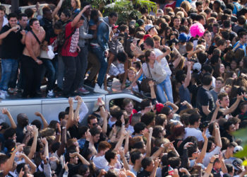 Techno Parade: Le jeune homme décédé avait été encouragé par la foule à grimper !