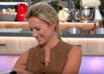Quand Anne-Sophie Lapix découvre le cadeau osé de Dita von Teese…