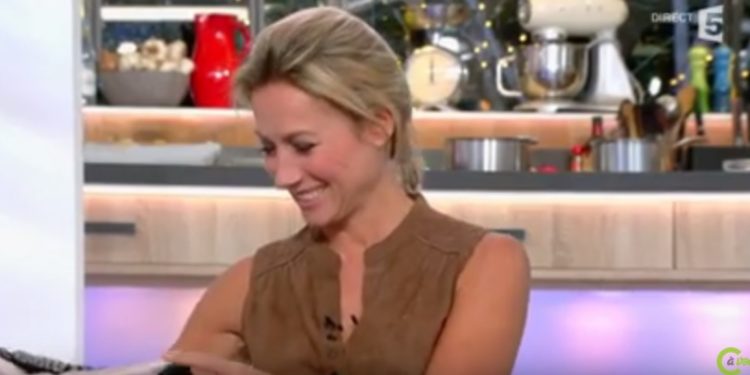 Quand Anne-Sophie Lapix découvre le cadeau osé de Dita von Teese…