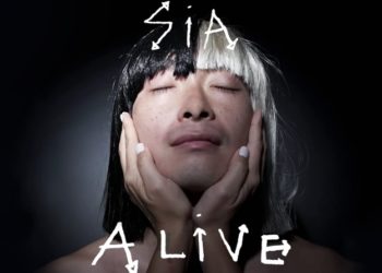 Sia sort un album : « This is acting » et un single « Alive » avec Adele…