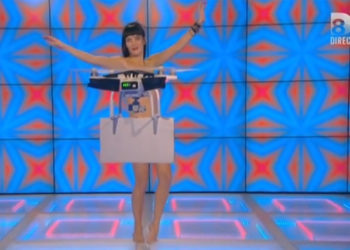 TPMP : Erika Moulet se met à nue pour l&rsquo;anniversaire de Bertrand Chameroy et fait monter la température !