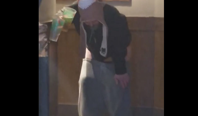 New-York : Un homme filmé en train de faire ses besoins dans un Starbucks !