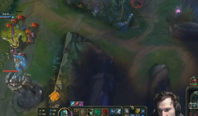 Un joueur de « League of Legends » se fait insulter par sa copine parce qu&rsquo;il parle trop fort !