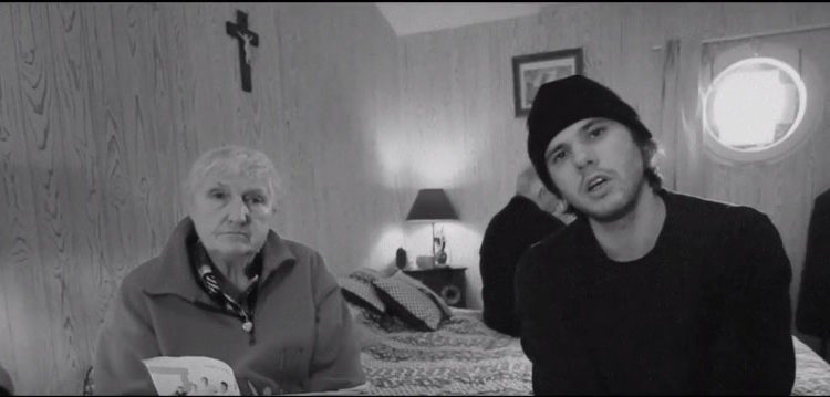 Orelsan entouré de sa grand-mère dans son nouveau clip « J’essaye j’essaye » !