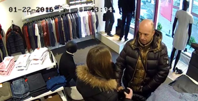Un père et sa fille volent un blouson dans un magasin d’une grande marque de vêtement !