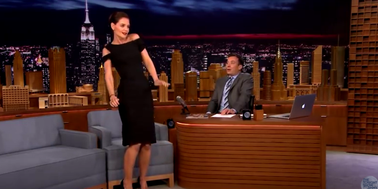 Katie Holmes se lâche sur une imitation de Beyoncé sur le plateau du Tonight Show.
