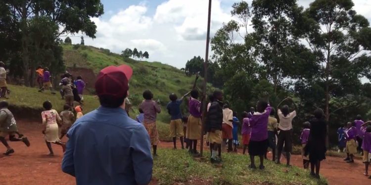 L&rsquo;impressionnante réaction d&rsquo;enfants africains qui découvrent un drone pour la première fois  !