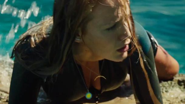 Blake Lively face à un requin blanc dans un teaser de Instinct de Survie !