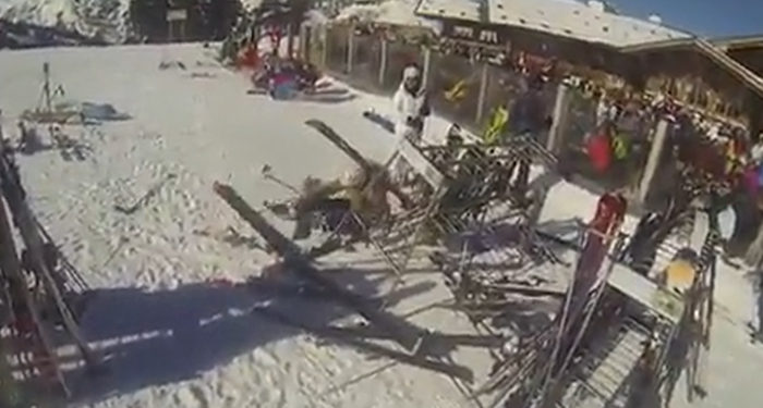 Regardez cette incroyable chute à ski d&rsquo;une femme qui fonce dans les skis d&rsquo;un restaurant en altitude !