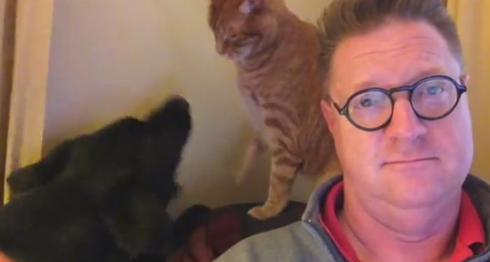 Il diffuse une vidéo de son quotidien avec son chien et son chat !
