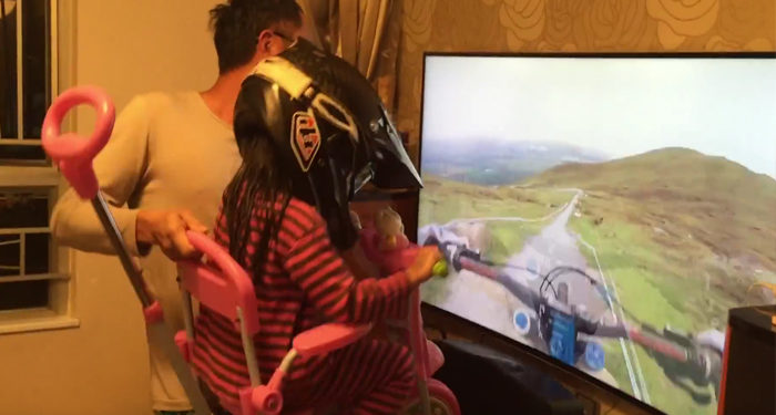 Quand papa s&rsquo;amuse à simuler une course de VTT avec le tricycle de sa fille !