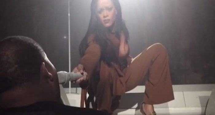 Rihanna sous le charme d’un fan qui chante presque aussi bien qu’elle pendant son concert !