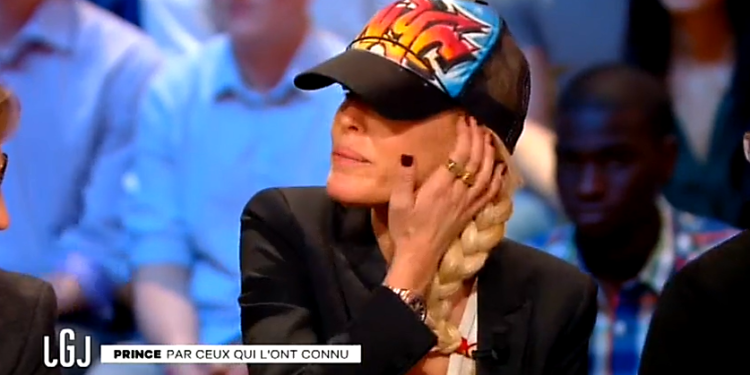 Ophélie Winter, en larmes, évoque ses souvenirs avec Prince sur le plateau du Grand Journal.