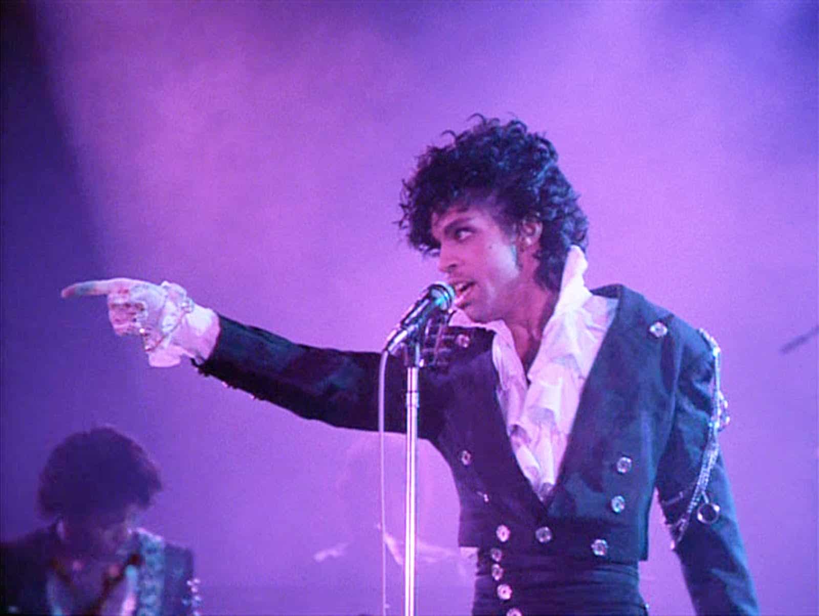 Décès de Prince : Le chanteur retrouvé inconscient dans l&rsquo;ascenseur de sa villa !