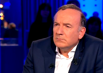 Pierre Gattaz chahuté par des militants du collectif Nuit Debout présents sur le plateau de « On n&rsquo;est pas couché »