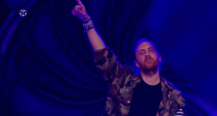 Tomorrowland Brasil : David Guetta rend un superbe hommage à Prince en diffusant « Kiss » derrière ses platines !
