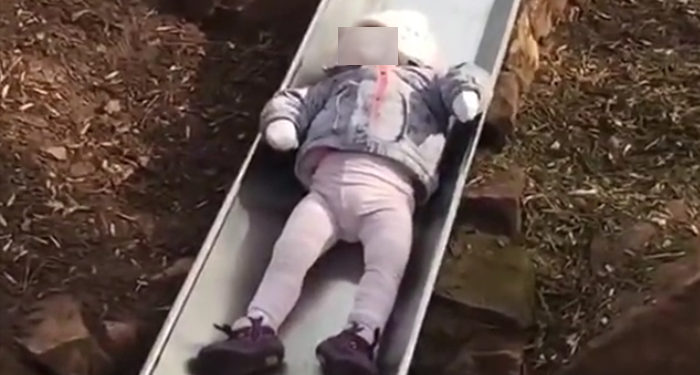 Regardez ce bébé qui est le plus lent au monde à descendre un toboggan !