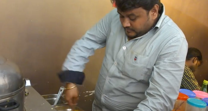 Regardez ce restaurateur qui fait de la percussion avec des bacs à nourriture en Inde !