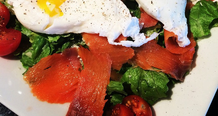 Il retrouve une souris en état de décomposition dans sa salade de pâtes au saumon !