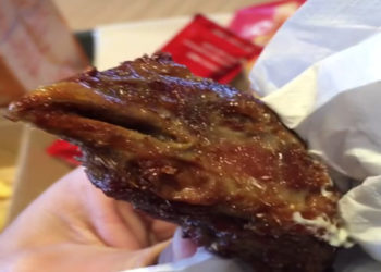Quick : Il découvre avec stupeur une tête de poulet dans son paquet de Chicken Wings !
