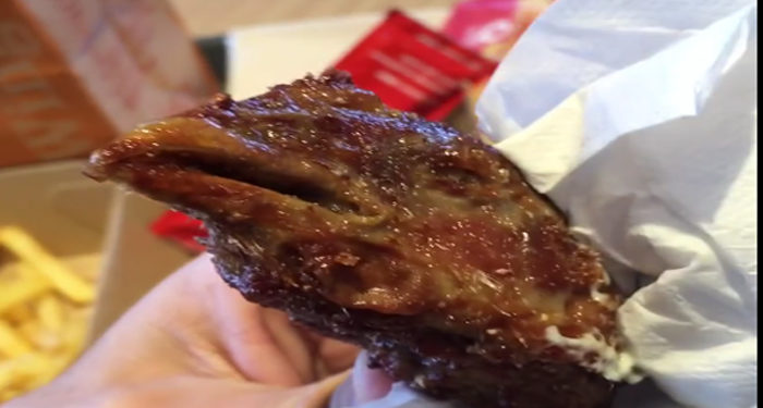 Quick : Il découvre avec stupeur une tête de poulet dans son paquet de Chicken Wings !