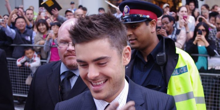 Zac Efron fait une jolie chute sur le tournage du film Baywatch !