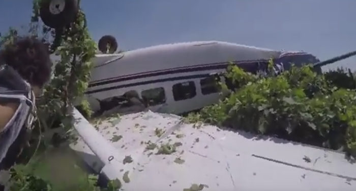 Il filme avec sa caméra embarquée, le crash de son avion !